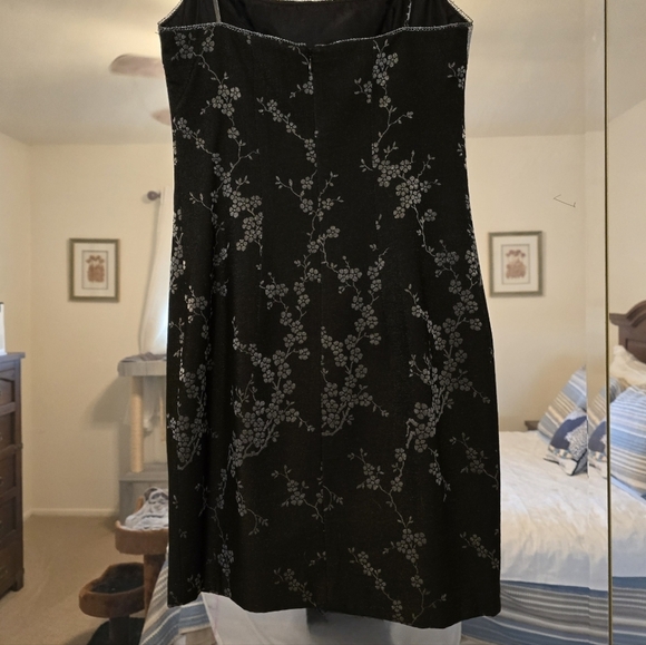 Like new Laundry by Shelli Segal dress. - Picture 2 of 7
